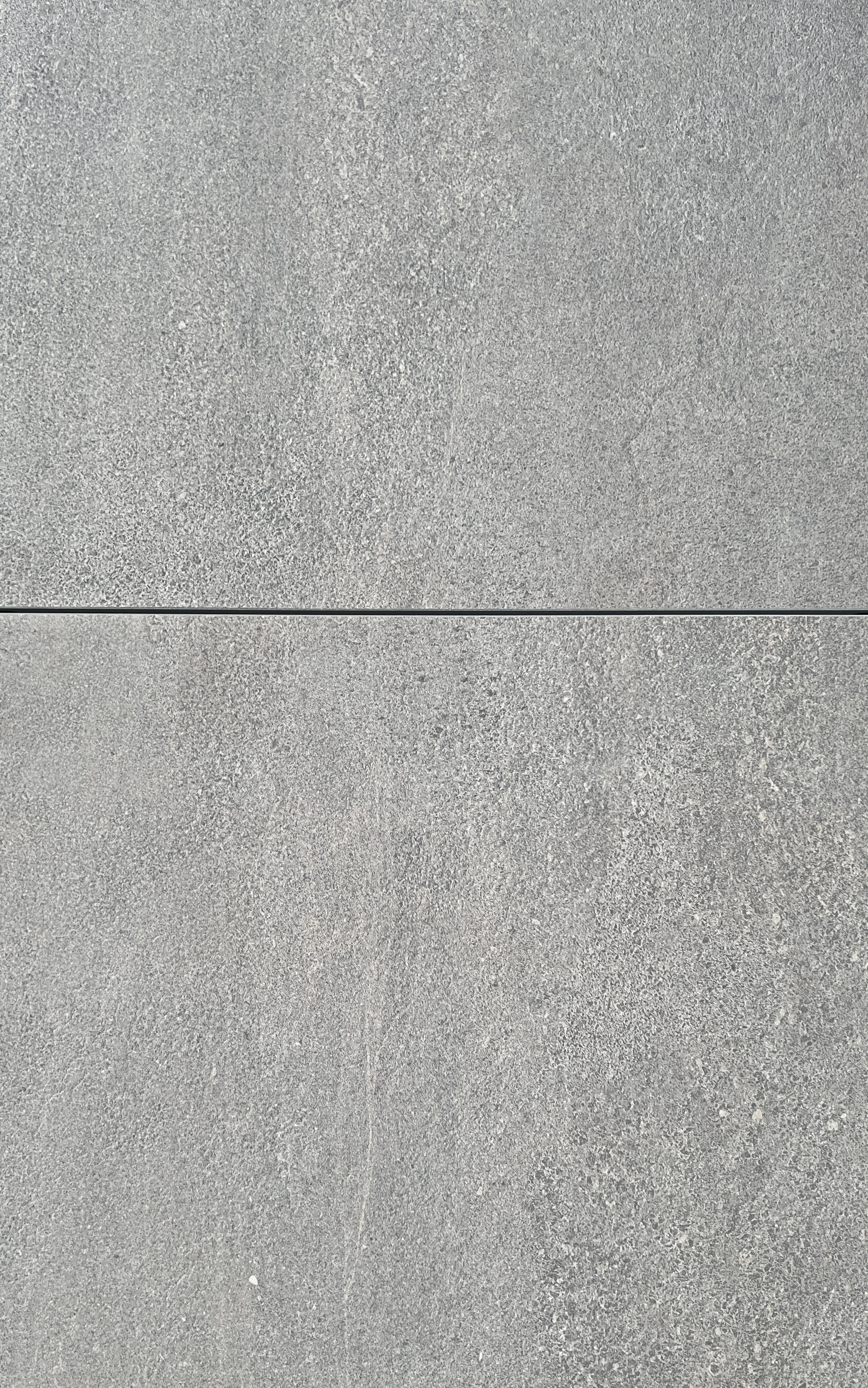 Terrassenplatte Agrob auf Terrassenstelzen bei Sonnenlicht